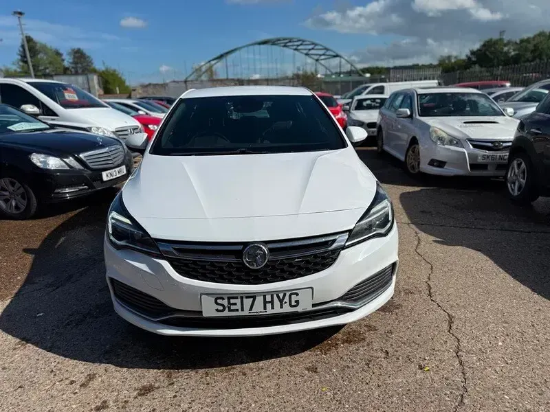 Used Vauxhall Astra SRi 150 HP (110 kW) 2017 White Hatchback
