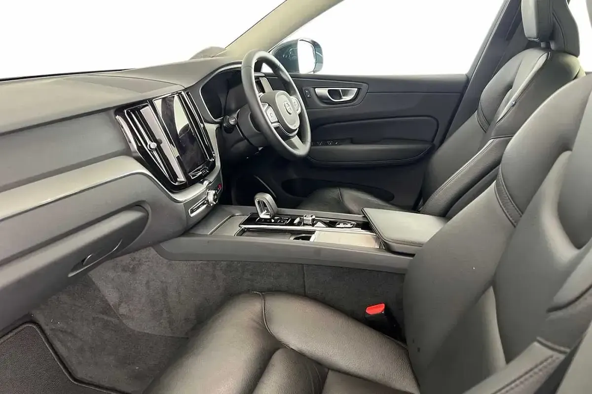 Used Volvo XC60 Core 350 HP (257 kW) 2023 Denim blue SUV