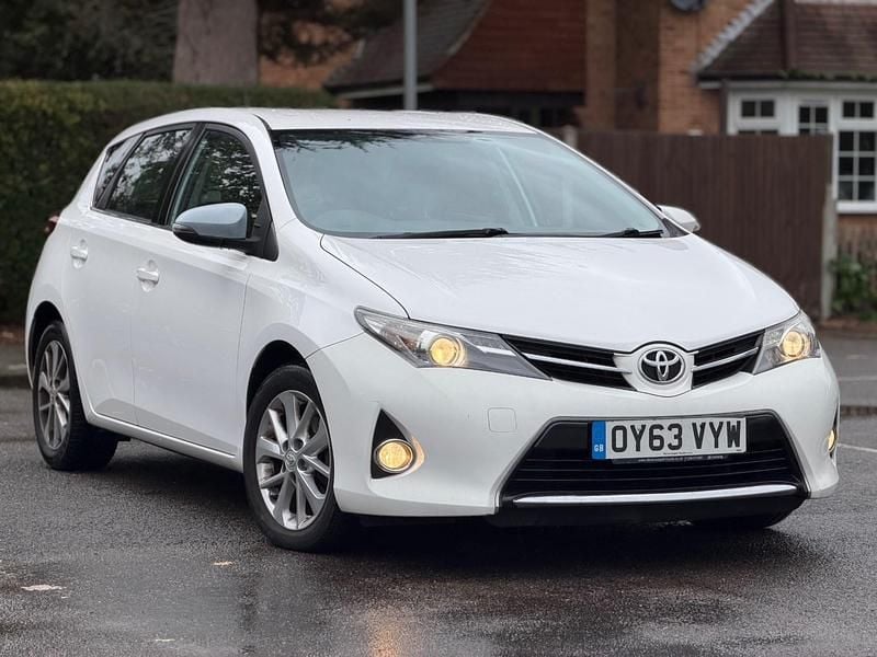 White Used 2013 Toyota Auris Hatchback | £3,150 (Fair price) - Image 1/4