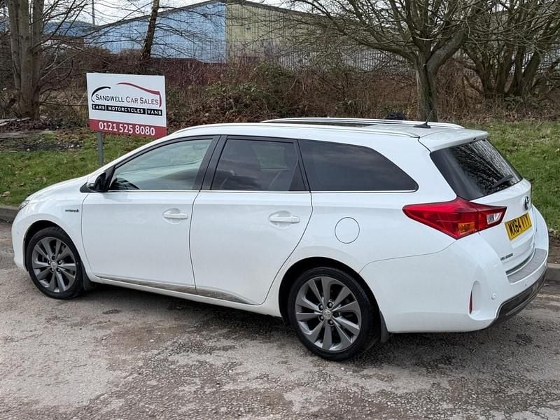 Used Toyota Auris Hybrid 2014 White Estate