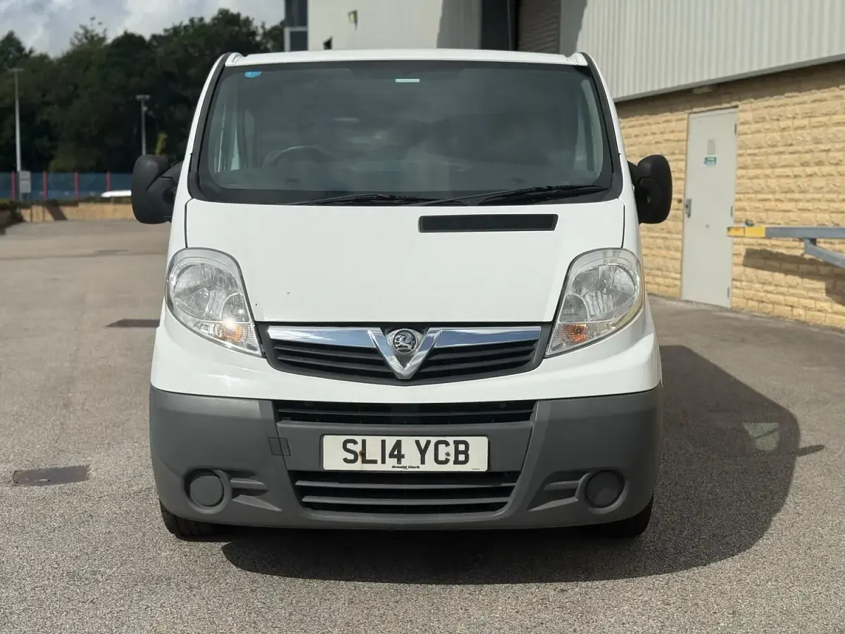 Used Vauxhall Vivaro 90 HP (66 kW) 2014 White MPV