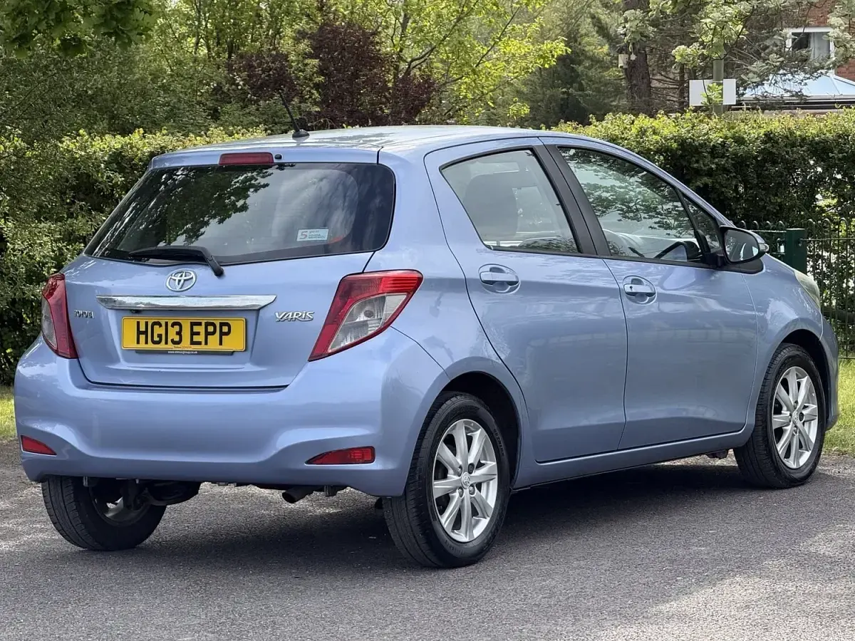 Used Toyota Yaris 99 HP (72 kW) 2013 Blue Hatchback