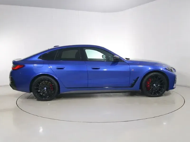 Begagnad BMW i4 Comfort Edition 400 kW (544 HK) 2023 Blå Sedan