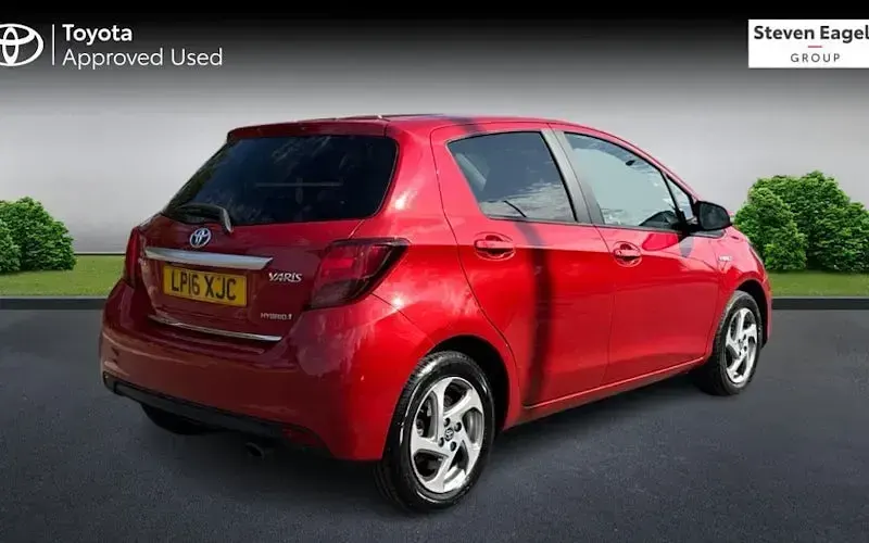 Used Toyota Yaris 101 HP (74 kW) 2016 Red Hatchback