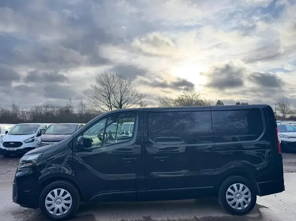 Usado Nissan Primastar Acenta 130 CV (95 kW) 2022 Negro Monovolumen