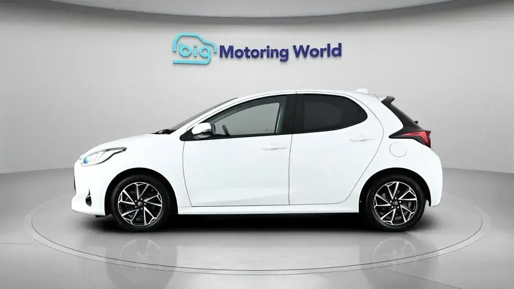Used Toyota Yaris Design 116 HP (85 kW) 2023 White Hatchback