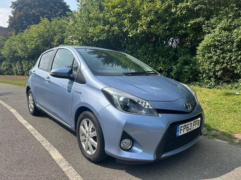 Blue Used 2013 Toyota Yaris Hybrid T4 Hatchback | £6,399 - Image 1/4