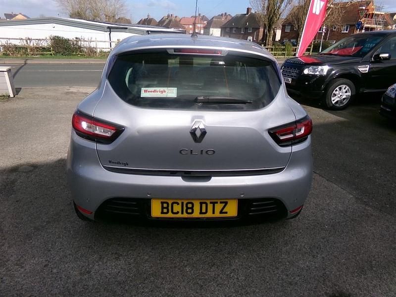 Used Renault Clio IV Dynamique 90 HP (66 kW) 2018 Silver Hatchback