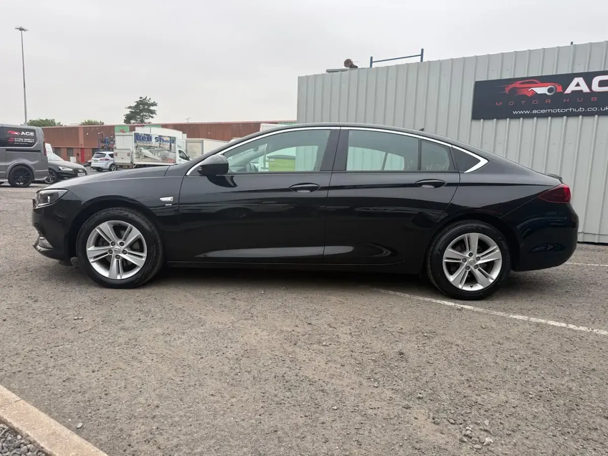 Used Vauxhall Insignia SRi 136 HP (100 kW) 2019 Black Hatchback