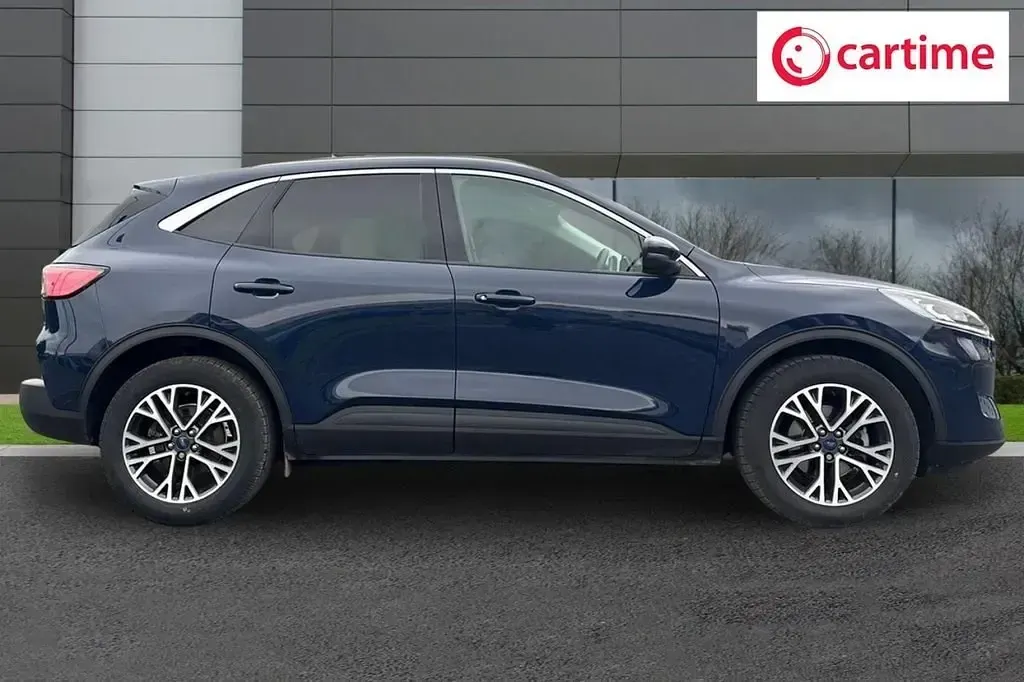 Begagnad Ford Kuga Titanium 150 HK (110 kW) 2022 Blå SUV