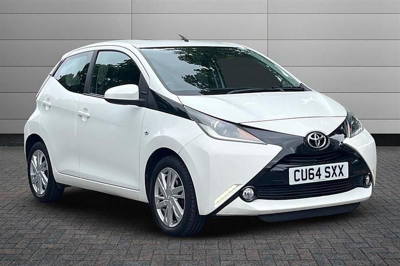 White flash Used 2014 Toyota Aygo x-press Hatchback | £5,695 (Fair price) - Image 1/4