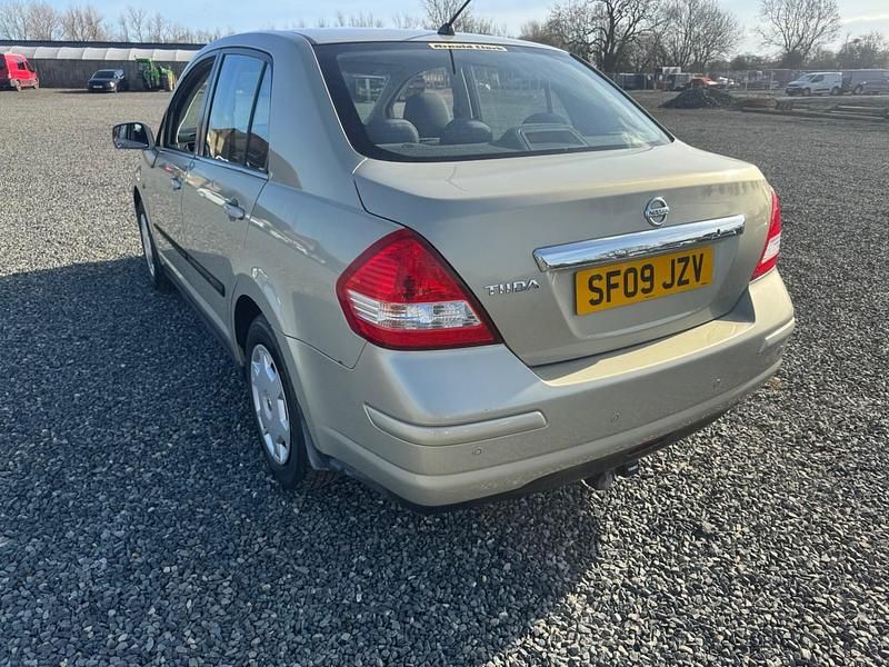 Używany Nissan Tiida 2009 Srebrny Hatchback