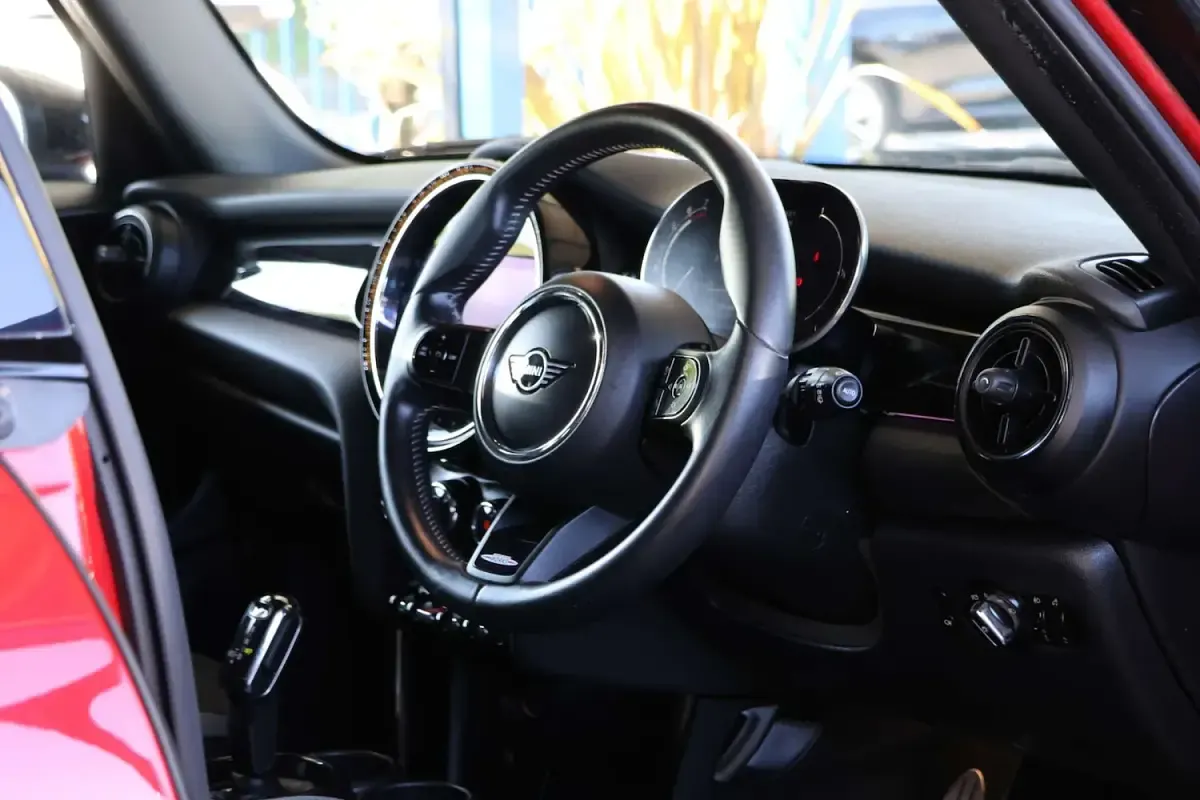 Used Mini Cooper Hatch 134 HP (98 kW) 2021 Red Hatchback