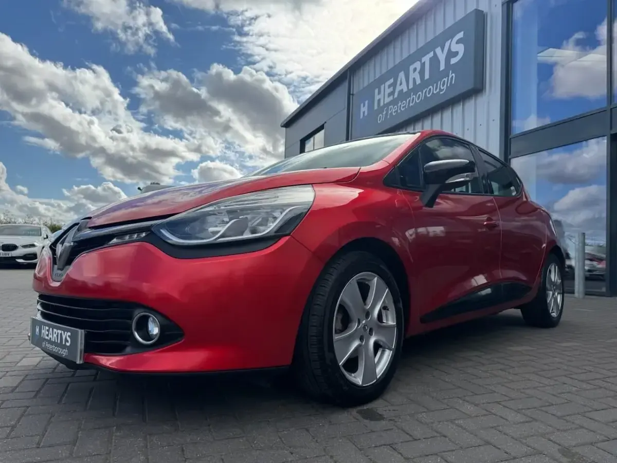 Used Renault Clio Dynamique 90 HP (66 kW) 2015 Red Hatchback