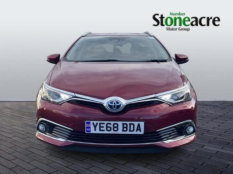 Used Toyota Auris Hybrid Sport 136 HP (100 kW) 2018 Red Estate