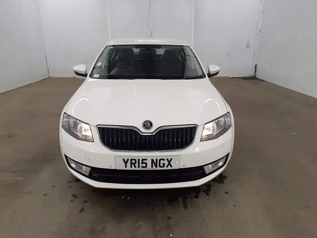 Begagnad Skoda Octavia Elegance 2015 Vit Kombi
