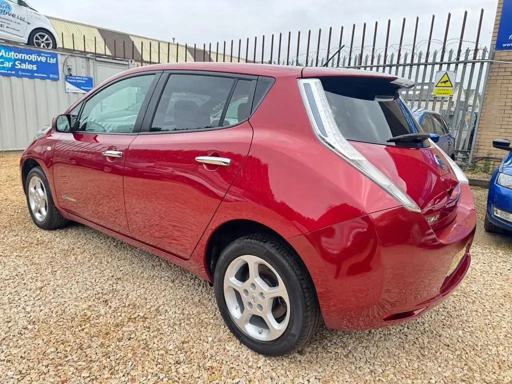 Used Nissan Leaf Acenta 80 kW (109 HP) 2015 Red Hatchback