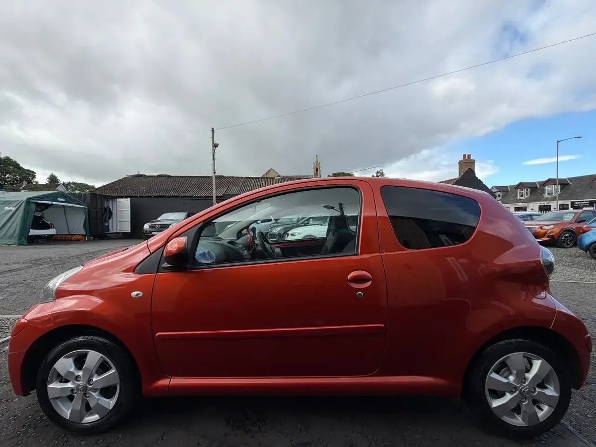Used Toyota Aygo 68 HP (50 kW) 2013 Orange Hatchback