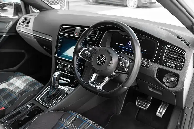 Used VW Golf VII Advance 204 HP (150 kW) 2018 White Hatchback