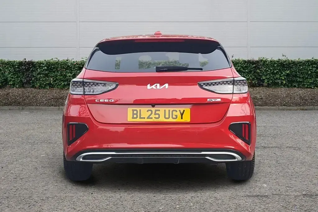 Usado Kia Ceed GT-Line 140 HP (102 kW) 2024 Vermelho Citadino