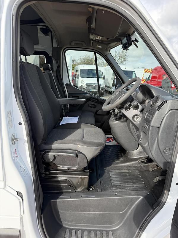 Second-hand Vauxhall Movano 130 CP (95 kW) 2019 Alb Monovolum