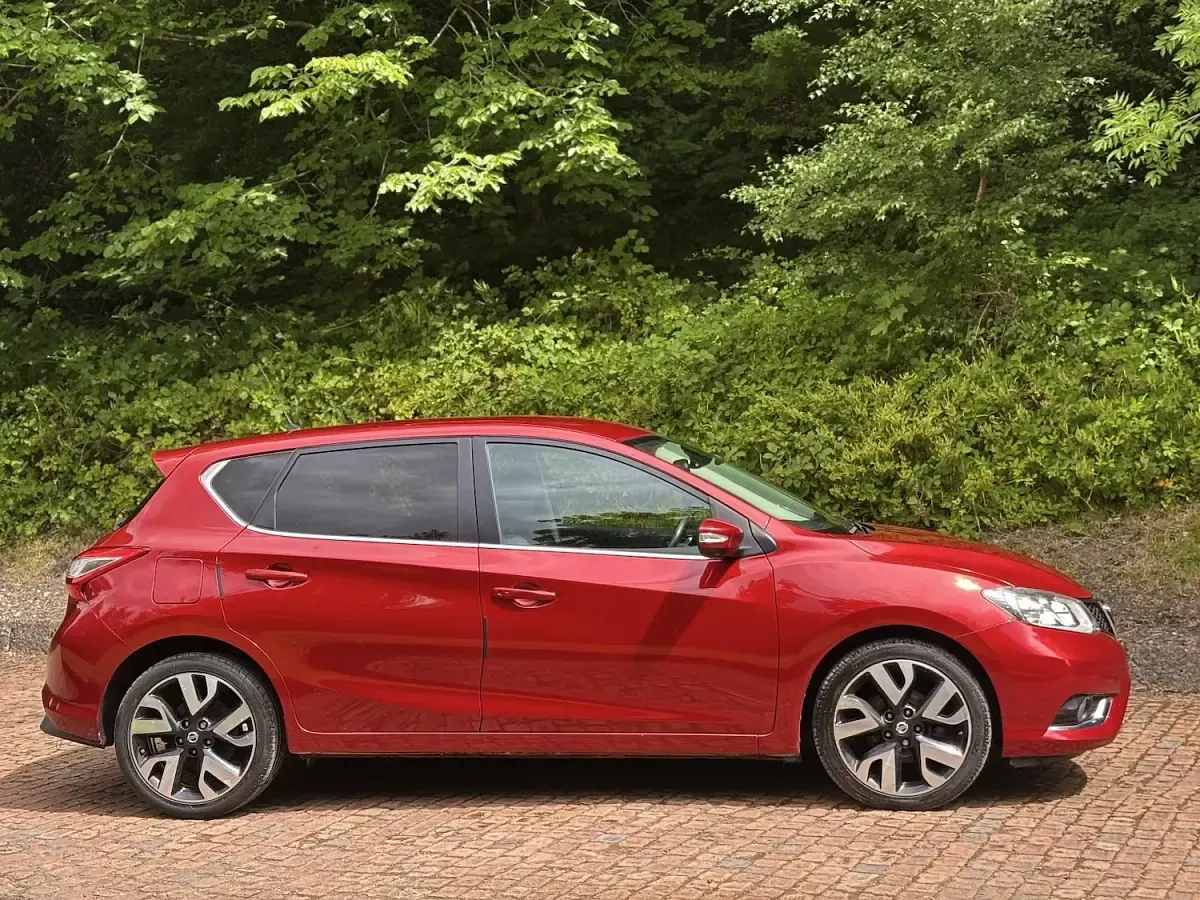 Used Nissan Pulsar Tekna 115 HP (84 kW) 2017 Red Hatchback