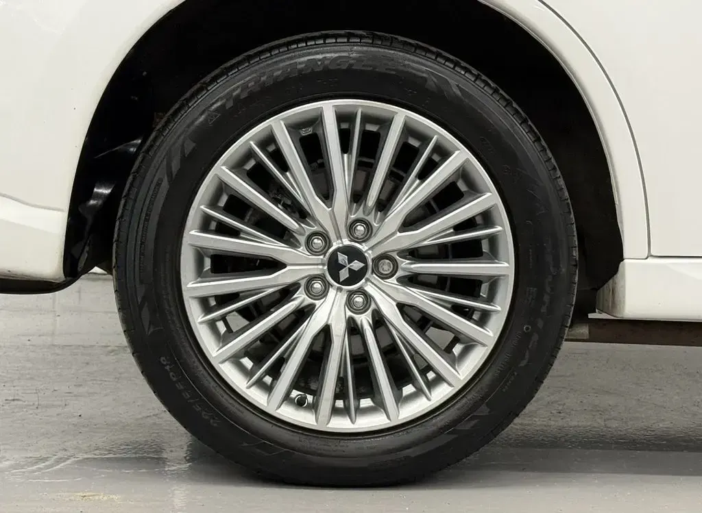 Used Mitsubishi Outlander P-HEV 2018 White SUV