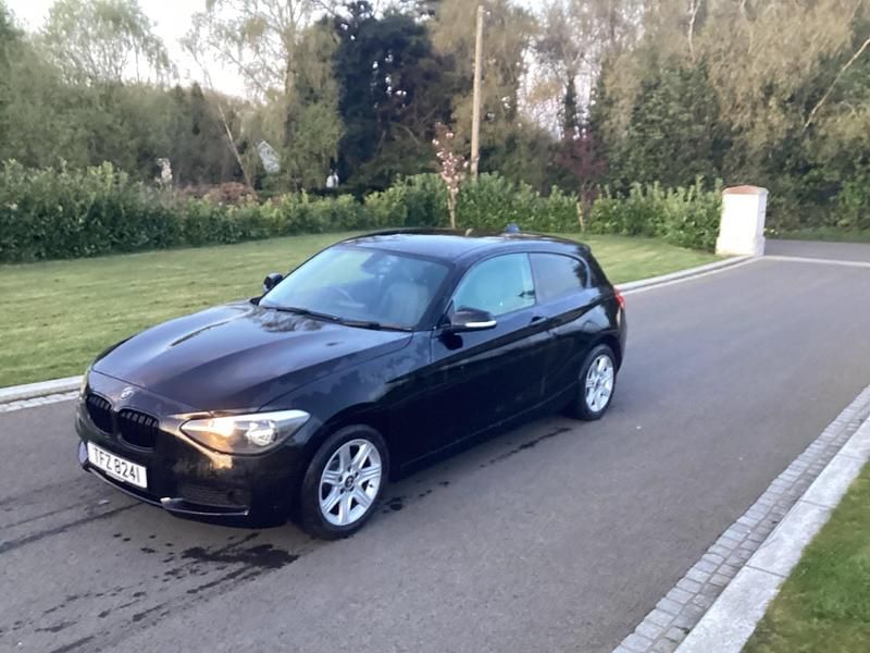 Begagnad BMW 114 2014 Svart Halvkombi