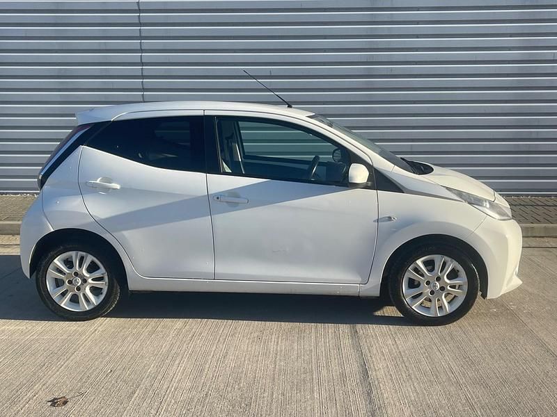 Used Toyota Aygo X-pure 68 HP (50 kW) 2016 White Hatchback