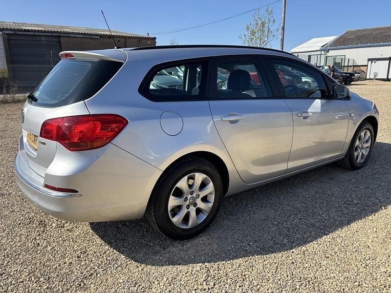 Second-hand Vauxhall Astra Design Edition 2015 Argintiu Break