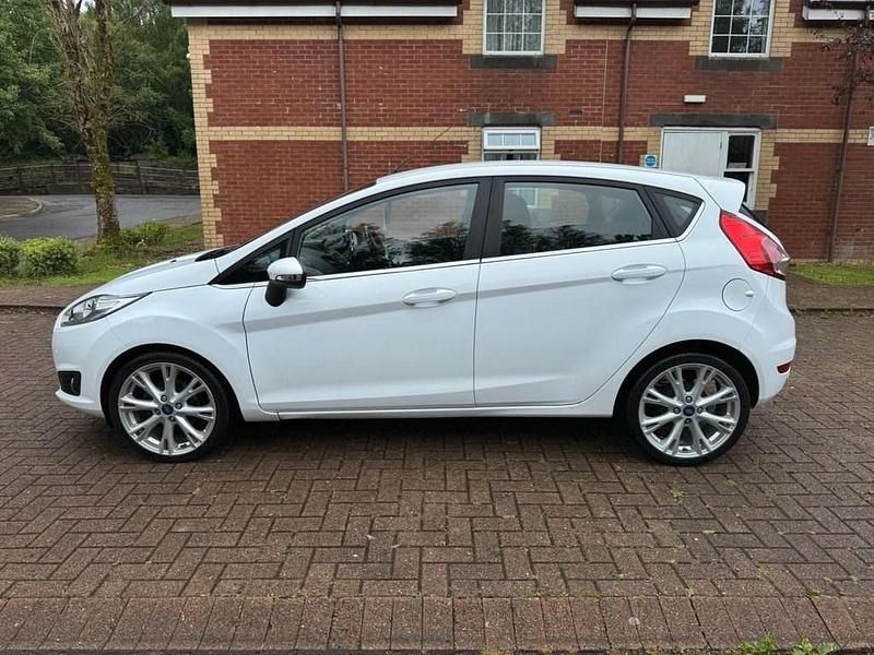 Used Ford Fiesta Zetec 95 HP (69 kW) 2016 White Hatchback