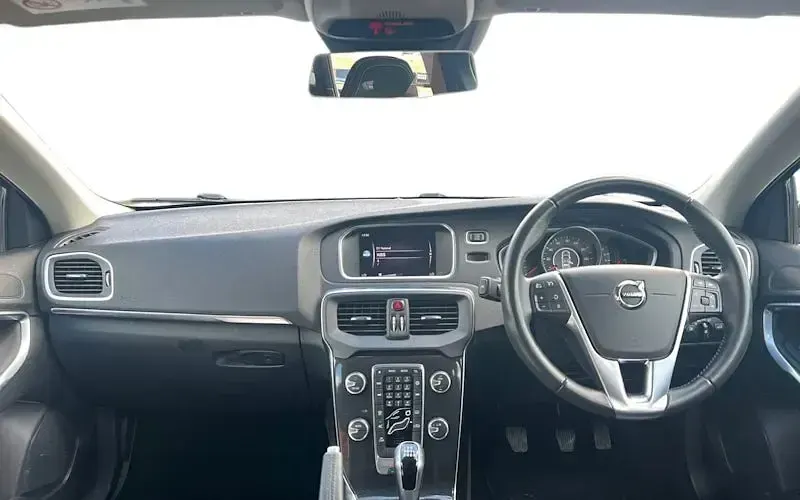 Begagnad Volvo V40 Momentum 122 HK (89 kW) 2019 Svart Halvkombi