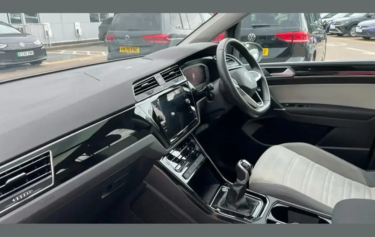 Używany VW Touran SEL 150 KM (110 kW) 2023 Szary Minivan