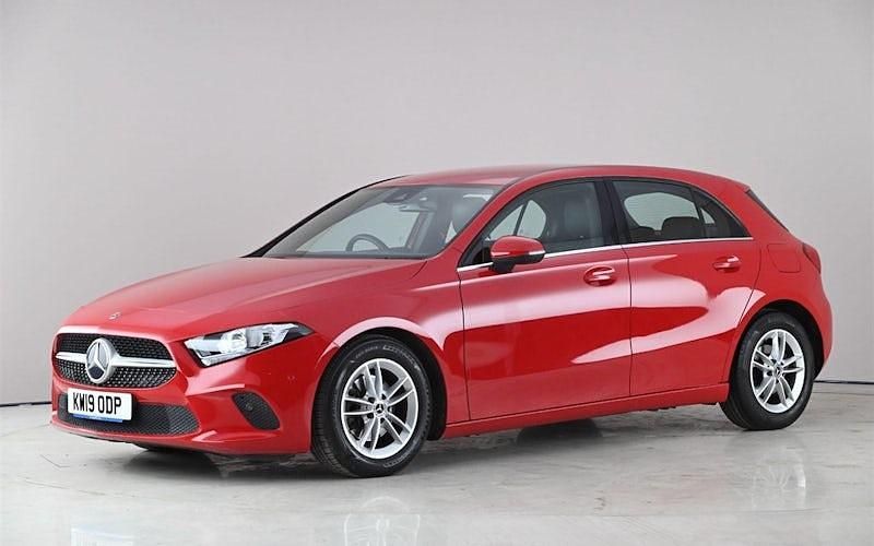 Begagnad Mercedes A180 Executive 116 HK (85 kW) 2019 Röd Halvkombi