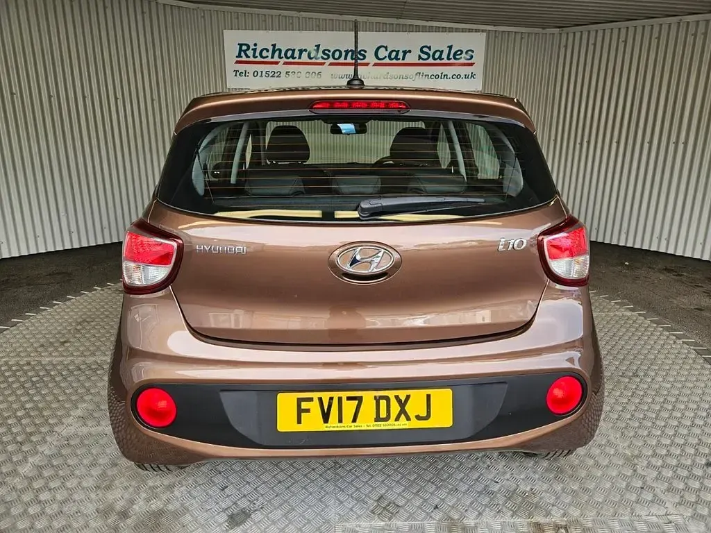 Used Hyundai i10 SE 67 HP (49 kW) 2017 Brown Hatchback