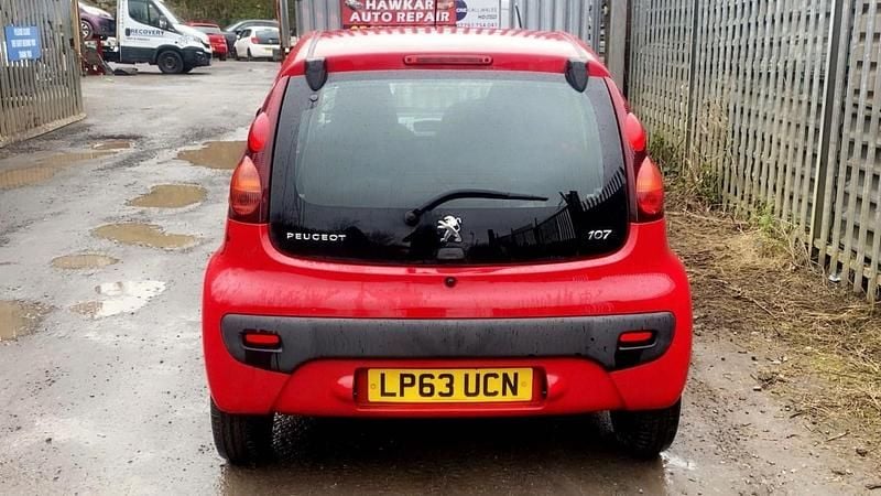 Used Peugeot 107 Active 67 HP (49 kW) 2014 Red Hatchback