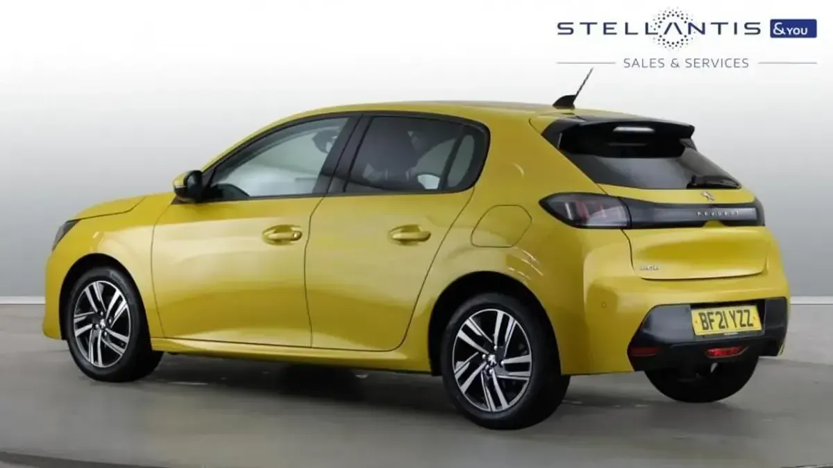 Używany Peugeot 208 Allure 99 KM (72 kW) 2021 Żółty Hatchback
