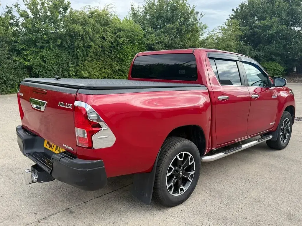Used Toyota HiLux 150 HP (110 kW) 2017 Red Pickup