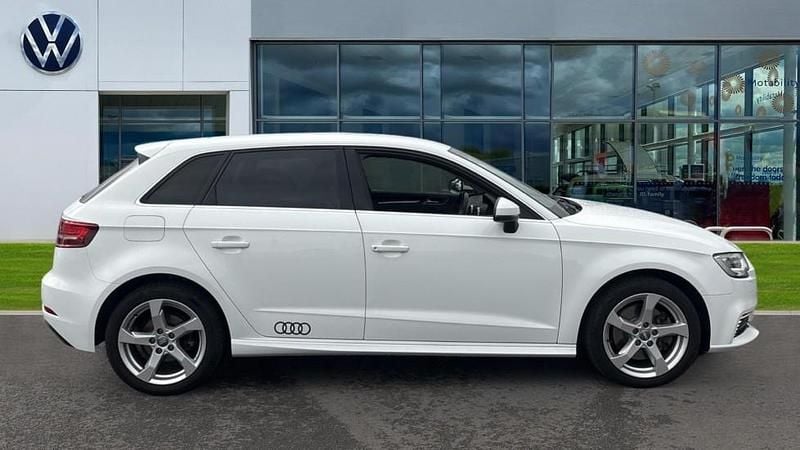 Used Audi A3 e-tron Advanced 204 HP (150 kW) 2020 White Hatchback