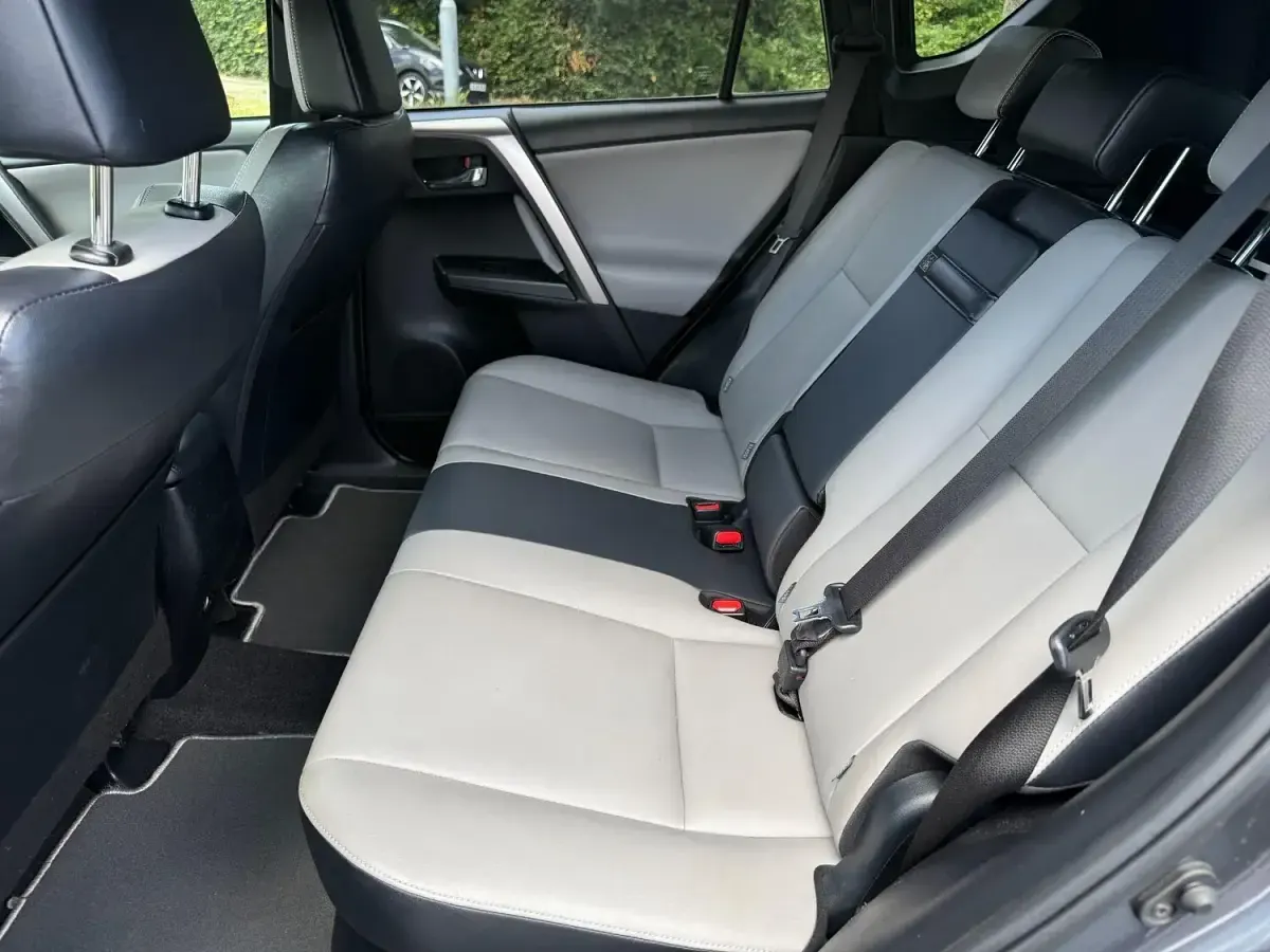 Used Toyota RAV4 197 HP (144 kW) 2017 Grey SUV