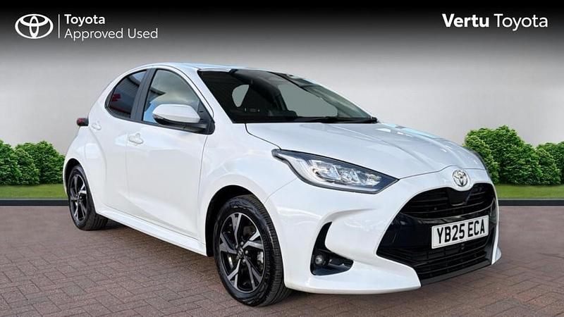 Used Toyota Yaris Hybrid Design 116 HP (85 kW) 2025 White Hatchback
