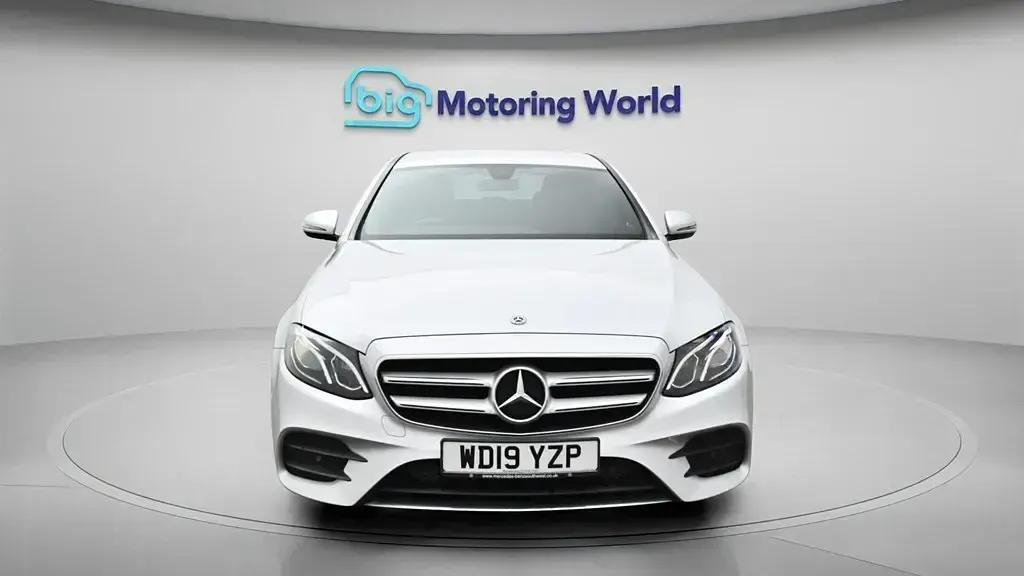 Usado Mercedes E200 AMG line 184 CV (135 kW) 2019 Plateado Berlina