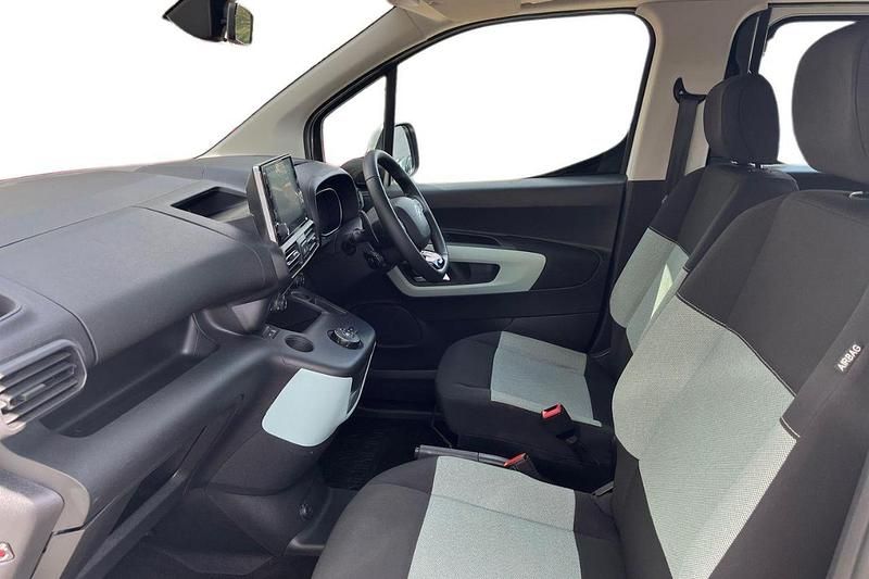 Polar white Used 2018 Citroën Berlingo Feel MPV | £13,790 (Good price) - Image 1/4