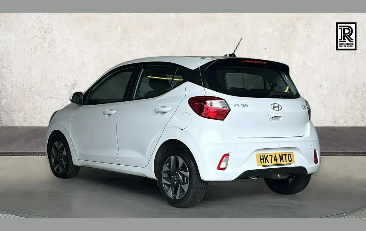 Used Hyundai i10 Advanced 62 HP (45 kW) 2024 White Hatchback
