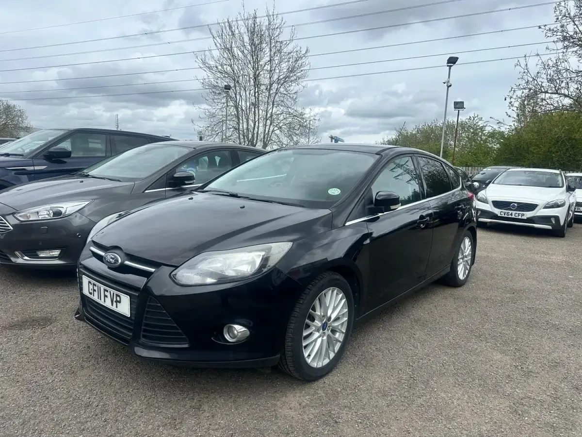 Begagnad Ford Focus Zetec 125 HK (91 kW) 2011 Svart Halvkombi
