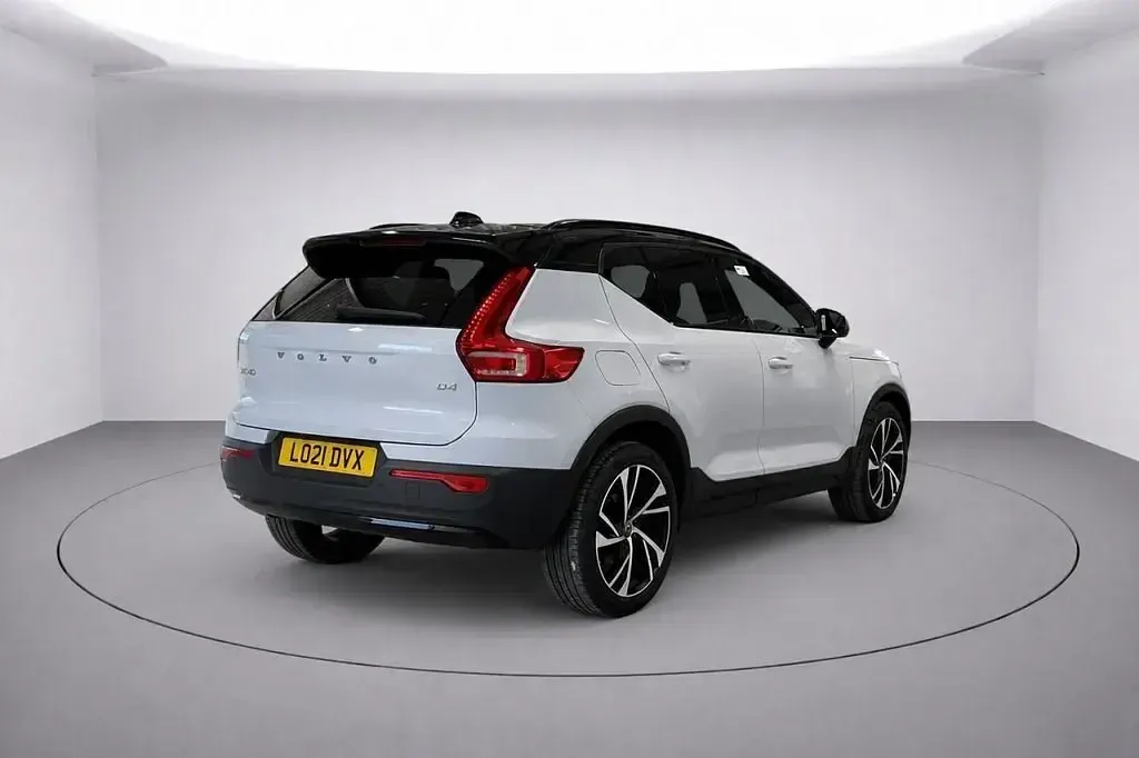 Używany Volvo XC40 R-Design Pro 2021 Srebrny SUV