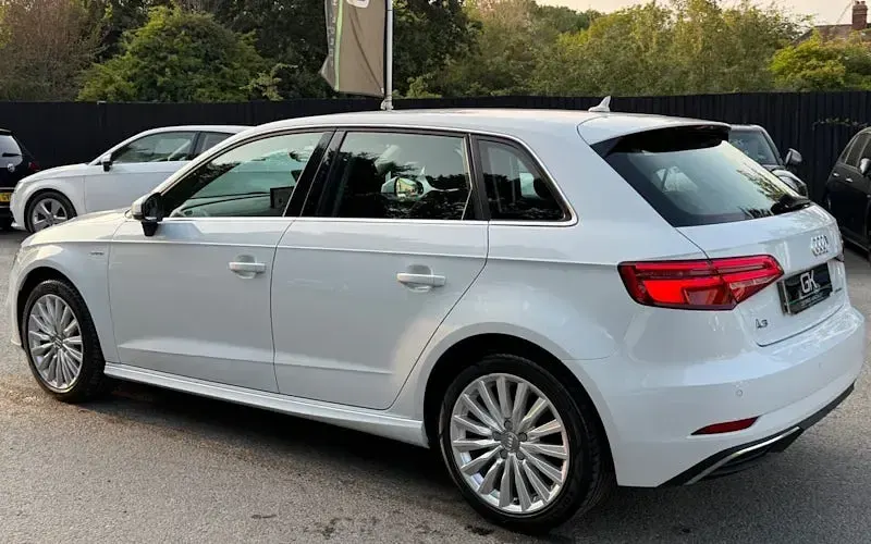 Used Audi A3 e-tron Design 150 HP (110 kW) 2017 White Hatchback