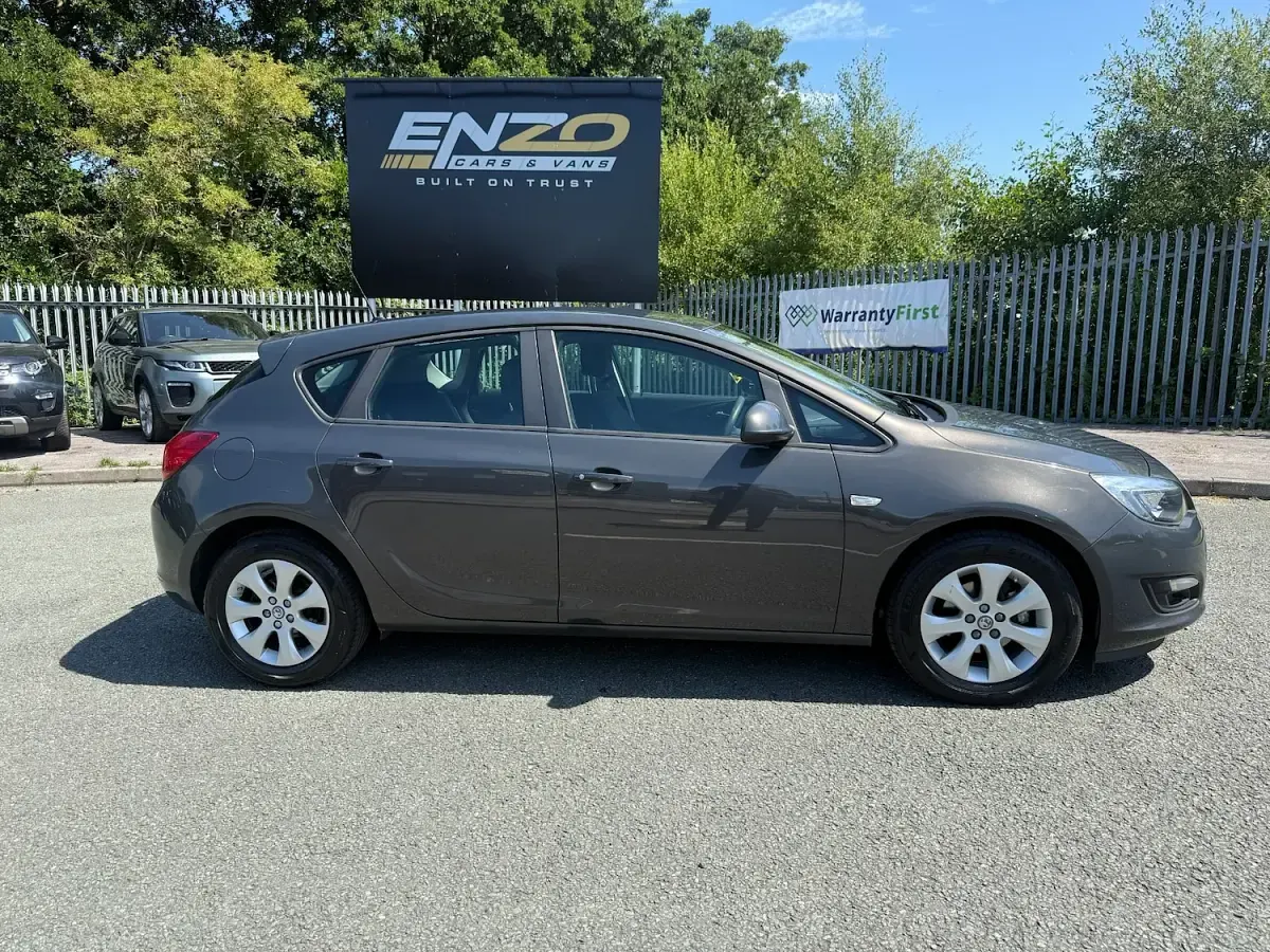 Used Vauxhall Astra Design Edition 98 HP (72 kW) 2015 Grey Hatchback