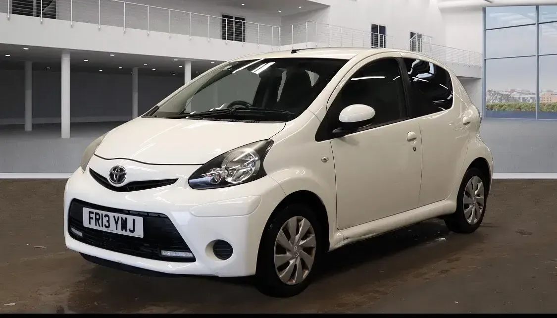 Używany Toyota Aygo Style 68 KM (50 kW) 2013 Biały Hatchback