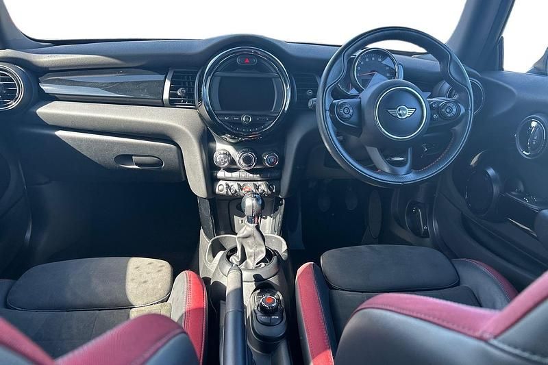 Usado Mini ONE Hatch 102 CV (75 kW) 2018 Negro Utilitario
